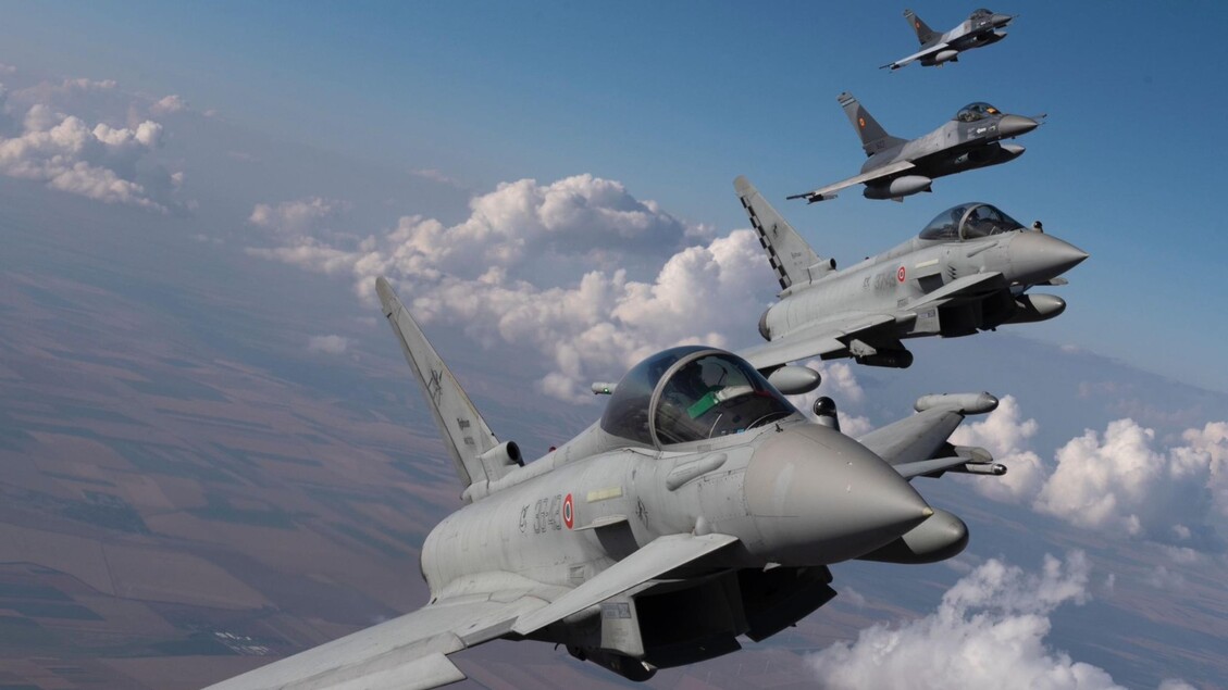 I caccia Eurofighter Typhoon italiani in volo sulla Romania